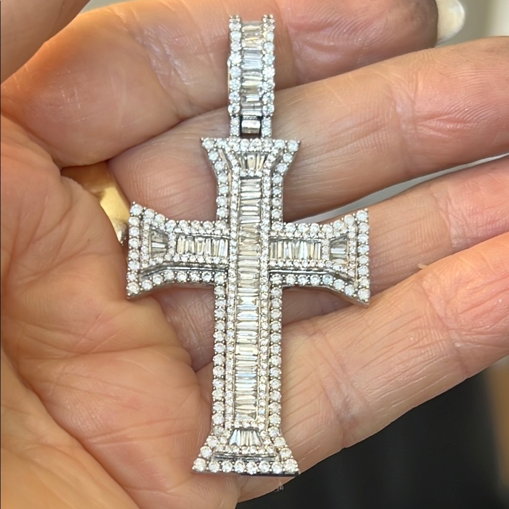 4.65 10 karat gold cross